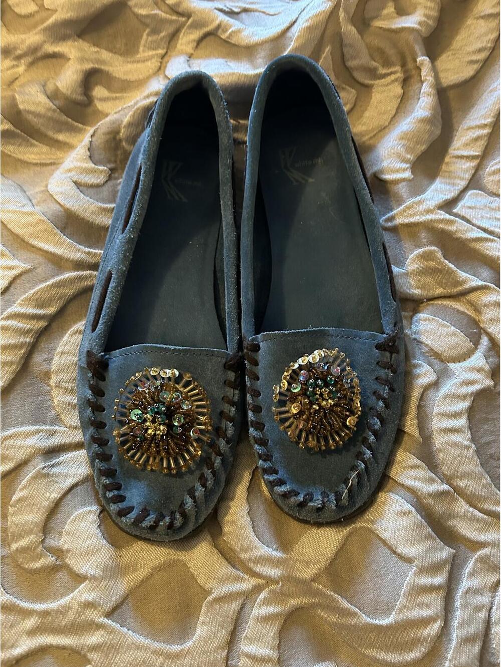 WHITE MOUNTAIN blue Suede Moccasins with Beaded Embellishments. Size 7